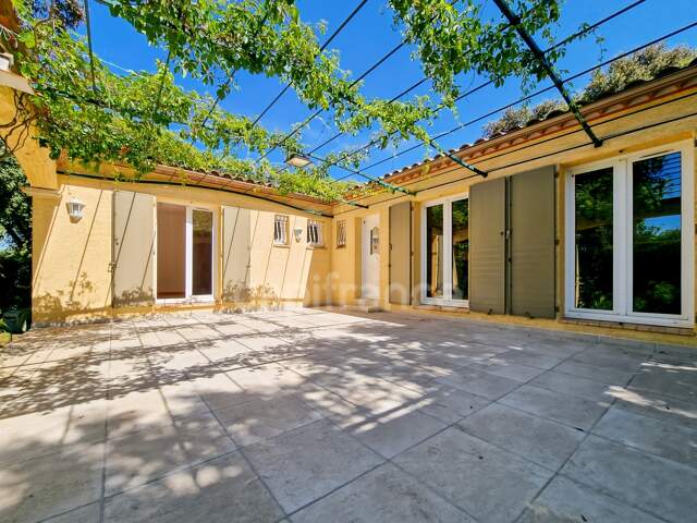 Maison de plain-pied de 156m² avec 6 pièces + une dépendance - Terrain arboré de 1400m² avec Piscine - (34160) — photo du bien