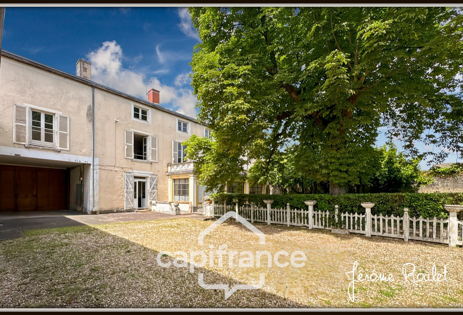 Hyper centre Neuville-de-Poitou – Maison de caractère 305 m² – Jardin, garages et fort potentiel — photo 1