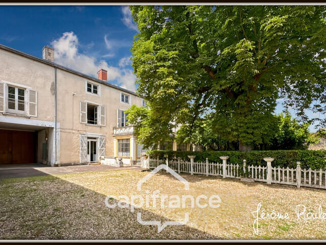 Hyper centre Neuville-de-Poitou – Maison de caractère 305 m² – Jardin, garages et fort potentiel — photo du bien