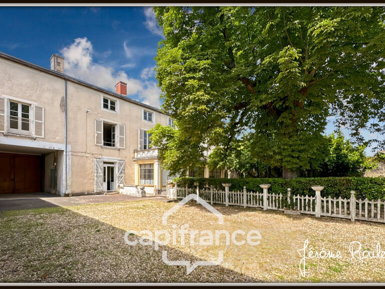 Hyper centre Neuville-de-Poitou – Maison de caractère 305 m² – Jardin, garages et fort potentiel — photo 1