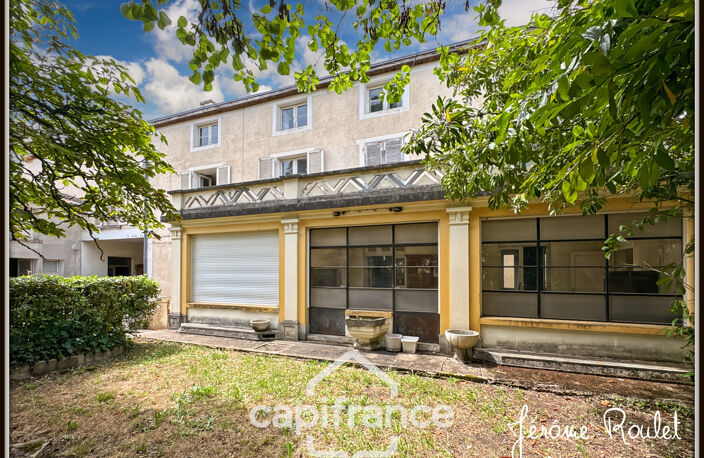 Hyper centre Neuville-de-Poitou – Maison de caractère 305 m² – Jardin, garages et fort potentiel — photo 2