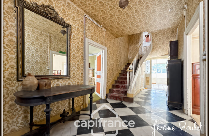 Hyper centre Neuville-de-Poitou – Maison de caractère 305 m² – Jardin, garages et fort potentiel — photo 3