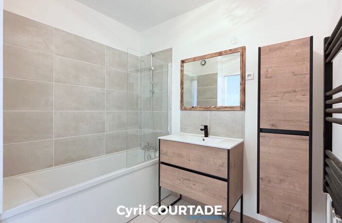 Nîmes, Dpt Gard (30), Appartement de 101 m² lumineux, entièrement rénové - Terrasse 8 m² — photo 3