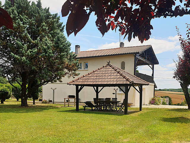 Maison 146 m² à vendre 6 pièces CHALAIS (16) 4/5 chambres, 2 garages 3 560 m² de terrain !!! — photo du bien
