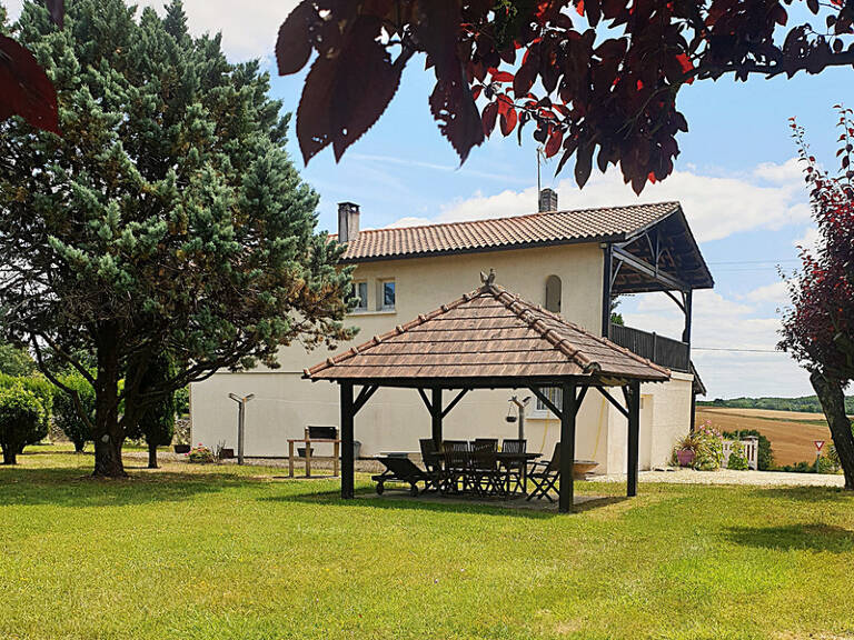 Maison 146 m² à vendre 6 pièces CHALAIS (16) 4/5 chambres, 2 garages 3 560 m² de terrain !!! — photo 1