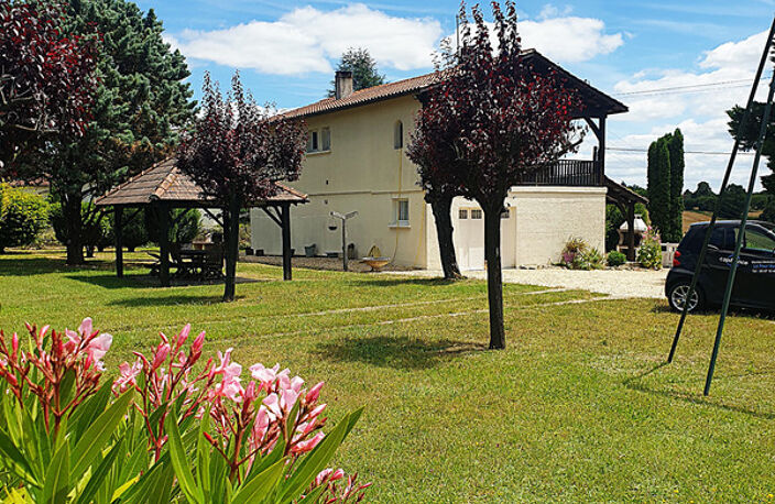 Maison 146 m² à vendre 6 pièces CHALAIS (16) 4/5 chambres, 2 garages 3 560 m² de terrain !!! — photo 2