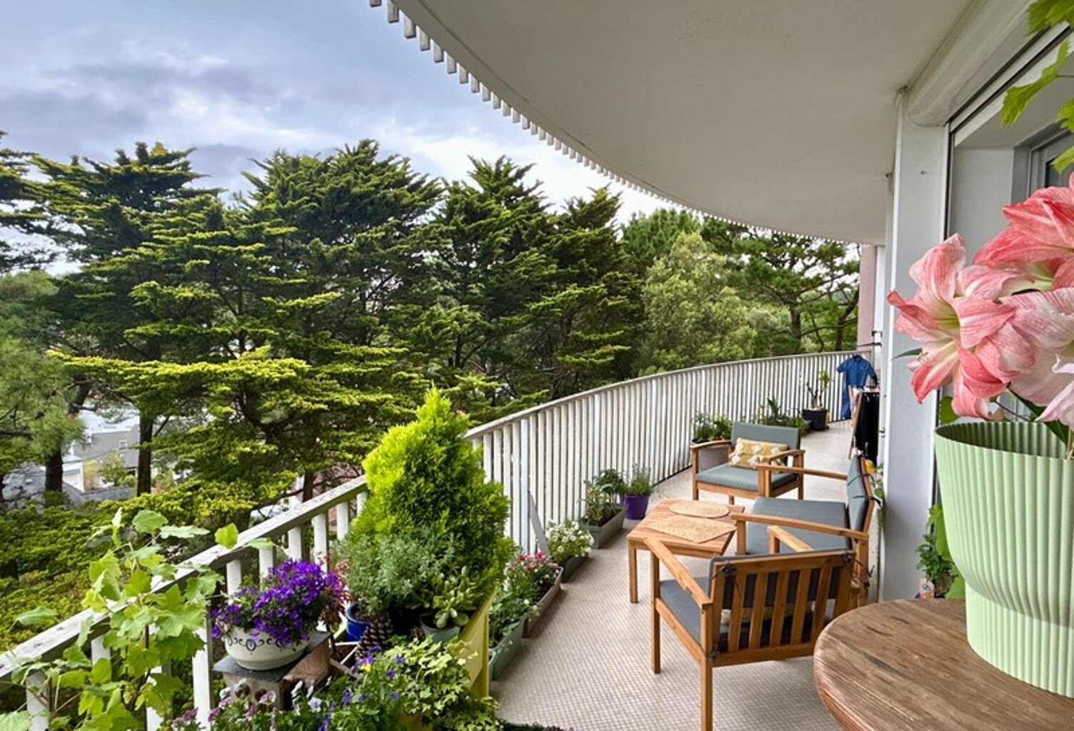 LA BAULE LES PINS – APPARTEMENT 69 M² EN ÉTAGE ÉLEVÉ AVEC TERRASSE DE 25 M²-GARAGE-CAVE-VUE DÉGAGÉE SUR LA VERDURE-COMMERCES À PIED — photo 1