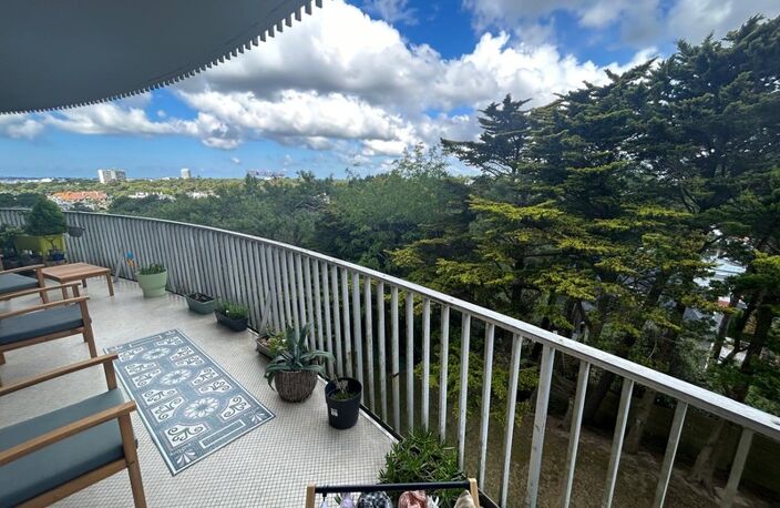 LA BAULE LES PINS – APPARTEMENT 69 M² EN ÉTAGE ÉLEVÉ AVEC TERRASSE DE 25 M²-GARAGE-CAVE-VUE DÉGAGÉE SUR LA VERDURE-COMMERCES À PIED — photo 2