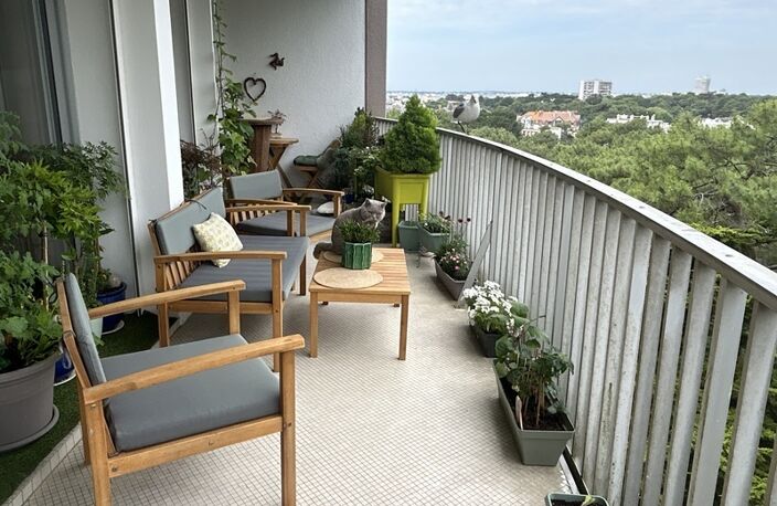 LA BAULE LES PINS – APPARTEMENT 69 M² EN ÉTAGE ÉLEVÉ AVEC TERRASSE DE 25 M²-GARAGE-CAVE-VUE DÉGAGÉE SUR LA VERDURE-COMMERCES À PIED — photo 3