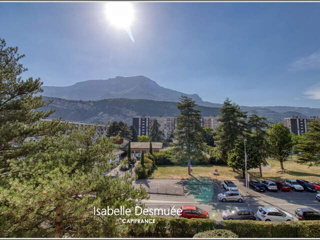 T4 traversant 78 m² – 3 chambres – Balcon – Vue dégagée sur les massifs – DPE C — photo du bien