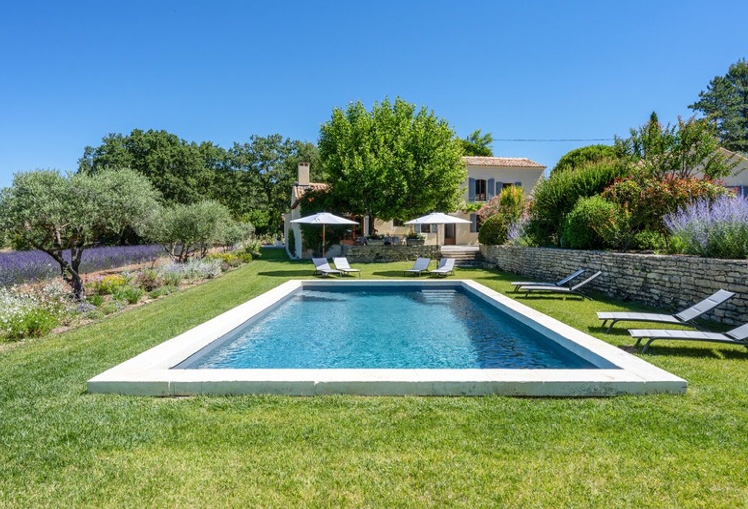 Bastide à vendre composée de 4 suites, 1 annexe avec piscine sur terrain attenant de près d'un hectare OPPEDE (84) — photo 1