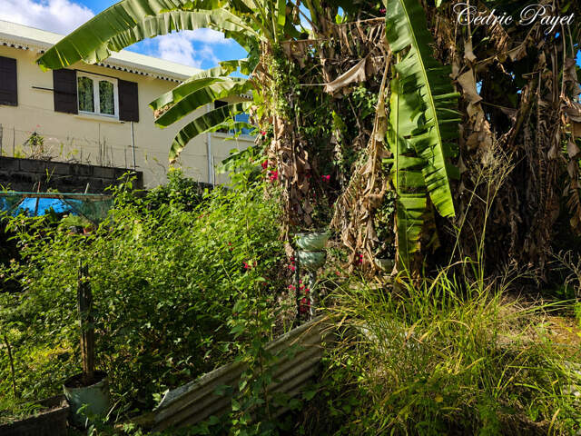Terrain à construire avec vue de 410 M2 à vendre  LA RIVIERE (974) — photo du bien