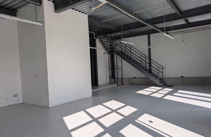 Local commercial à louer proche de CHAMBERY (73)380 m² — photo 2