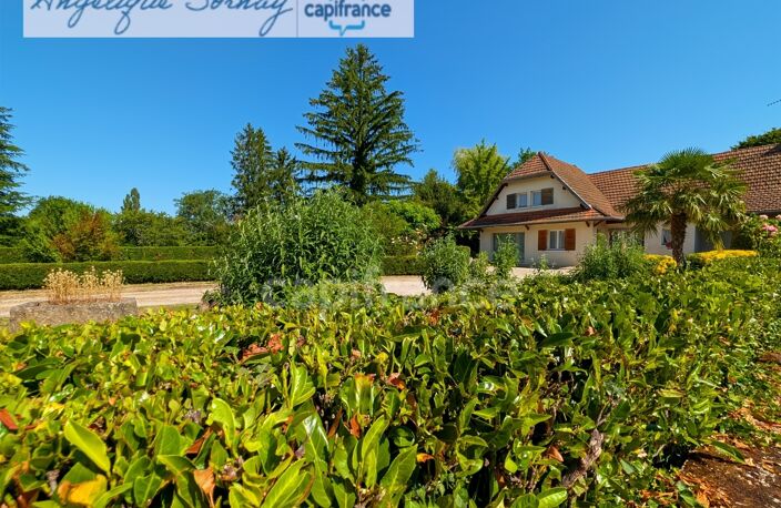 LOUHANS – 202 m² / 6 CHAMBRES / 2 500 m² / 4 GARAGES – UN POTENTIEL RARE ! — photo 2