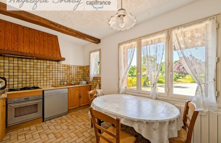 LOUHANS – 202 m² / 6 CHAMBRES / 2 500 m² / 4 GARAGES – UN POTENTIEL RARE ! — photo 4