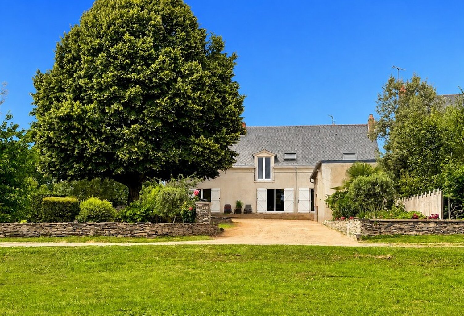 PROPRIÉTÉ DE CARACTÈRE EN BORD DE LOIRE – 210 m² – 2470 m² DE TERRAIN – LES PONTS-DE-CÉ — photo 1