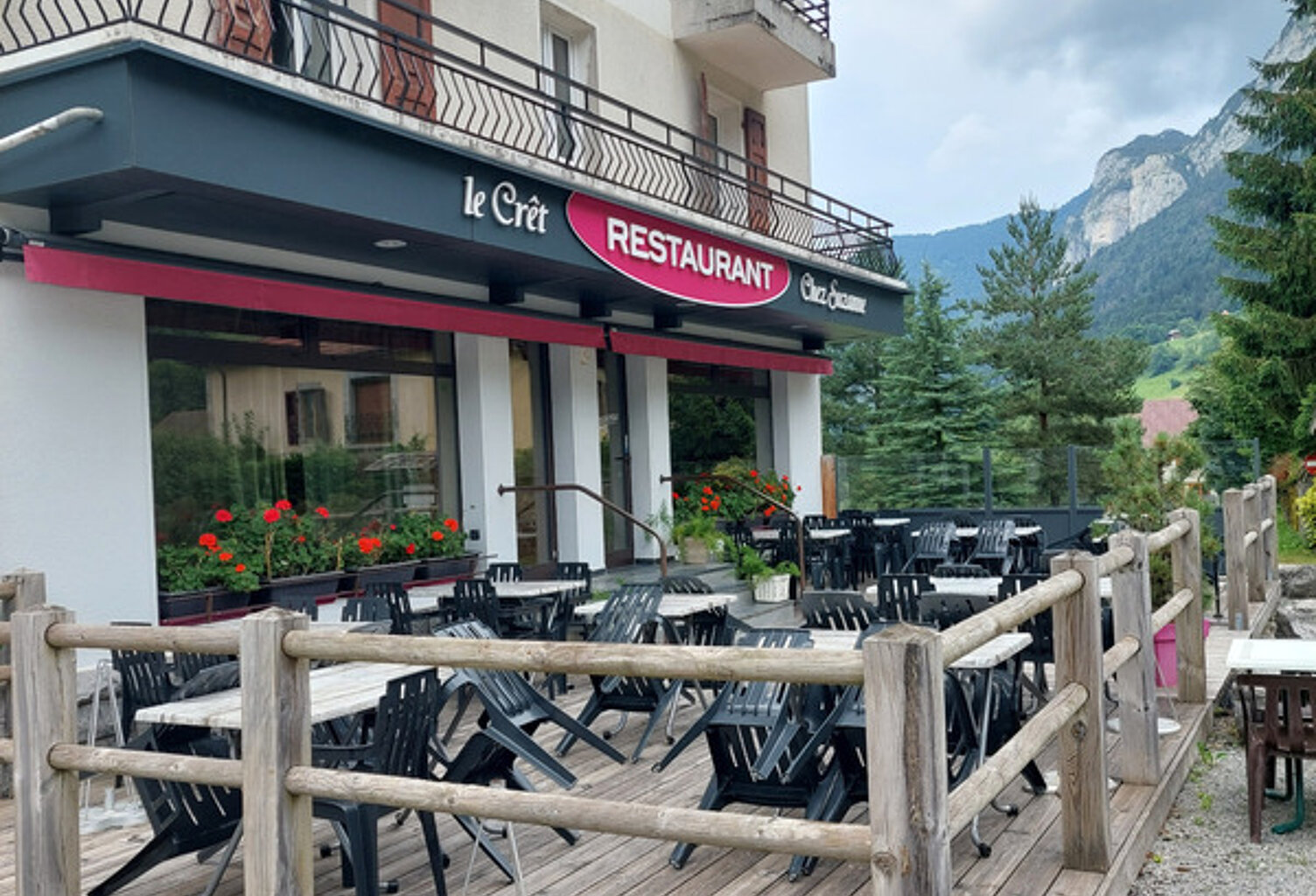 LE PETIT BORNAND LES GLIERES (74), À VENDRE – ENSEMBLE IMMOBILIER COMMERCIAL ET RÉSIDENTIEL — photo 1