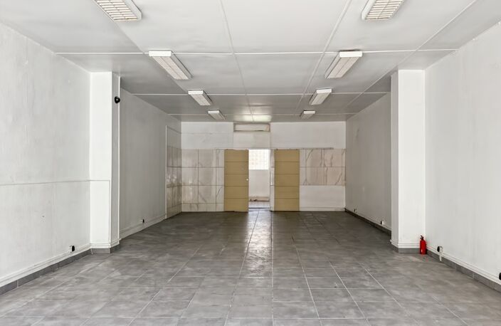 Local commercial de 85m2 avec Cave de 44m2 — photo 2