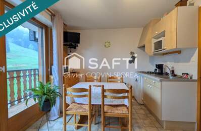 Studio cabine de 22 m2 avec balcon exposé sud et casier à ski offrant une vue dégagée sur les alpages et montagnes environnantes. — photo du bien