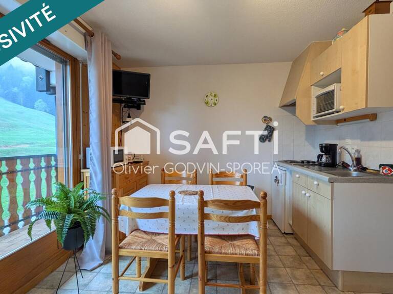 Studio cabine de 22 m2 avec balcon exposé sud et casier à ski offrant une vue dégagée sur les alpages et montagnes environnantes. — photo 1