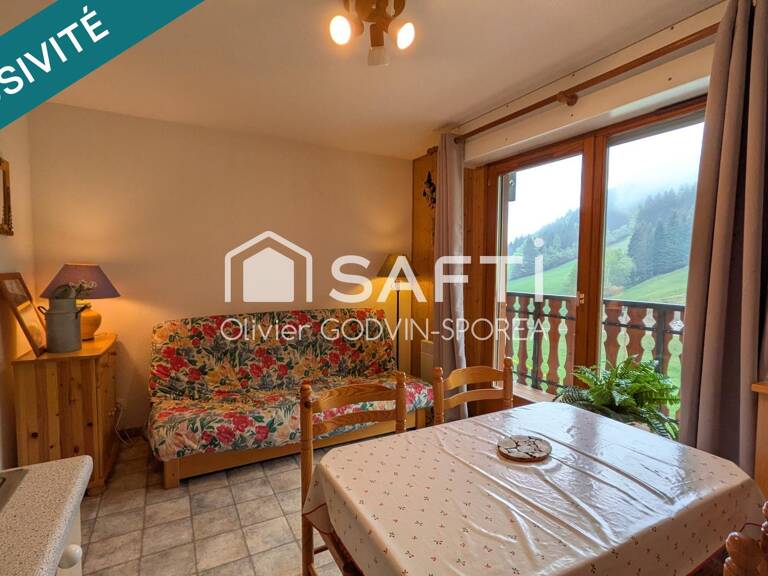 Studio cabine de 22 m2 avec balcon exposé sud et casier à ski offrant une vue dégagée sur les alpages et montagnes environnantes. — photo 1