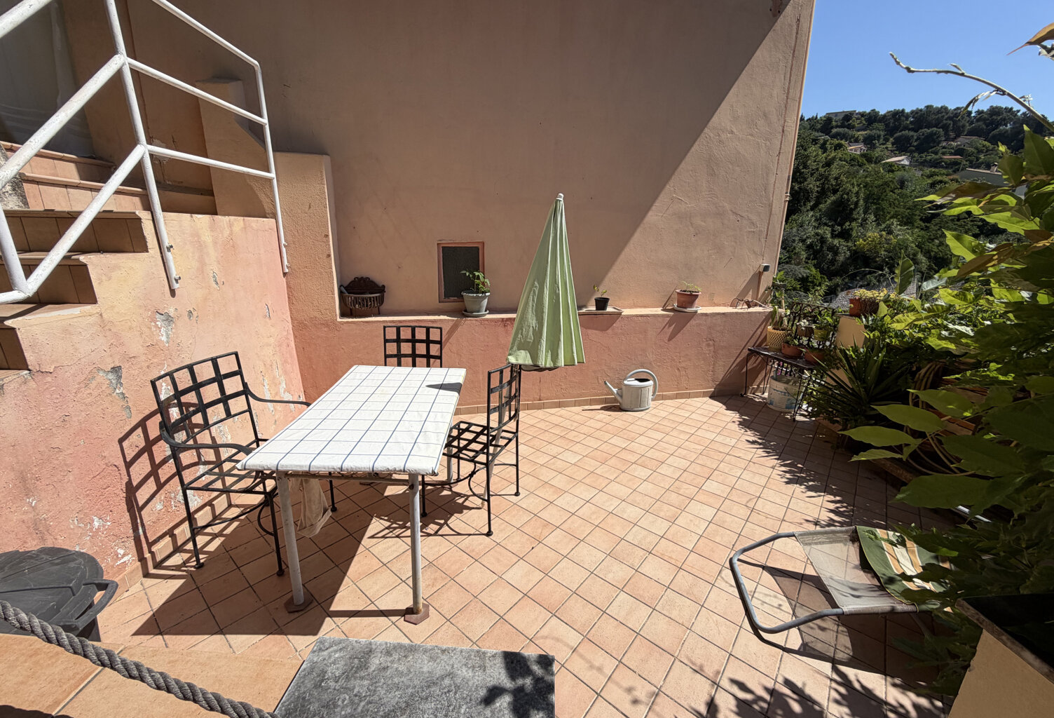 Maison individuelle atypique avec jardin et grandes terrasse — photo 1