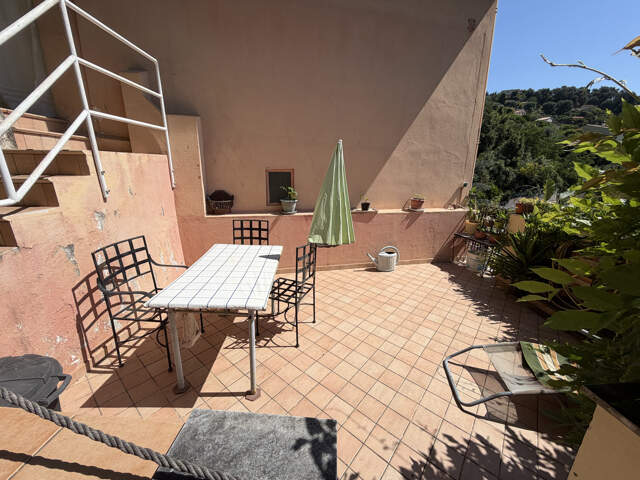 Maison individuelle atypique avec jardin et grandes terrasse — photo du bien
