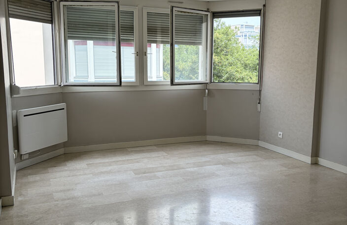 Appartement T2  Lyon 6ème PLACE DE L'EUROPE — photo 3