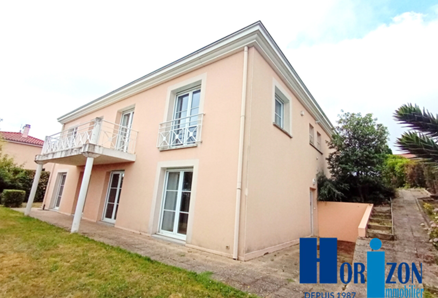 SAINT-GENEST-LERPT   SECTEUR DU GOLF   VILLA D'ARCHITECTE — photo 1