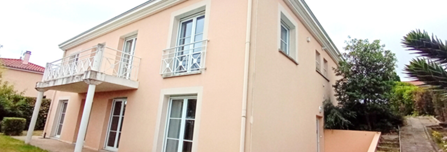 Maison 8 Pièces 209 m² à vendre à Saint-Genest-Lerpt (42530)