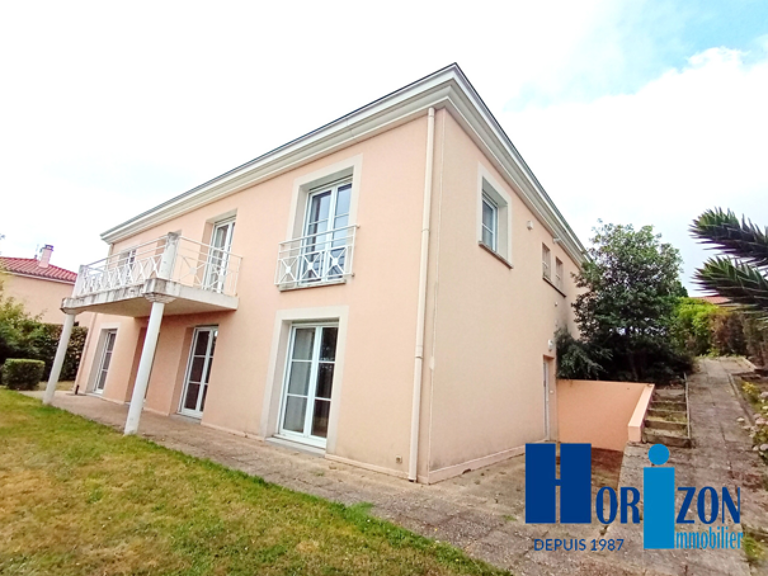 SAINT-GENEST-LERPT   SECTEUR DU GOLF   VILLA D'ARCHITECTE — photo 1