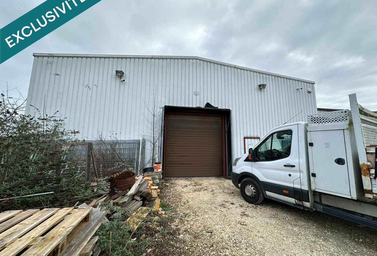 Bâtiment de stockage avec parking + bureau — photo 1