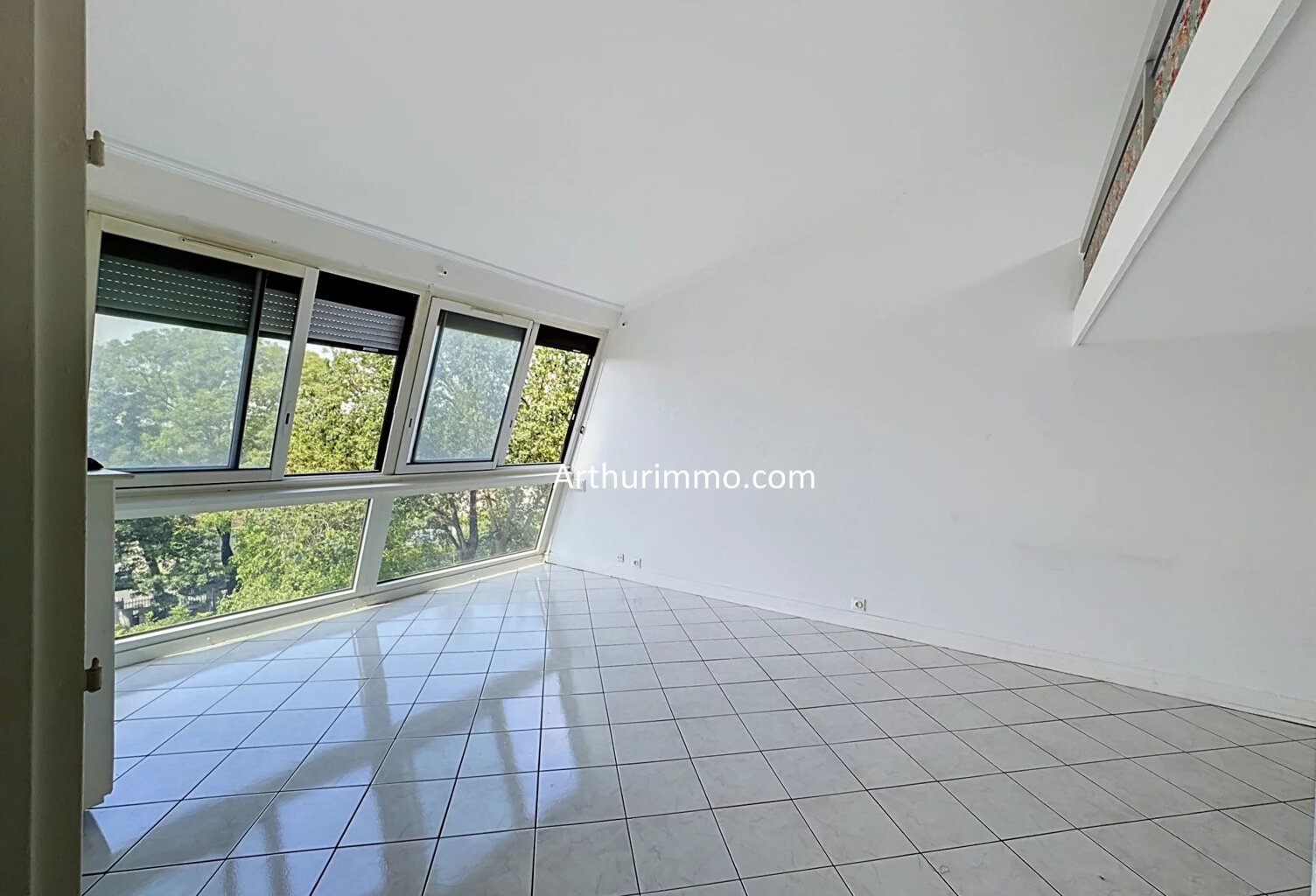 À VENDRE – Grand 2 pièces avec double séjour, mezzanine, véranda et parking – Résidence La Palombière à Créteil — photo 1