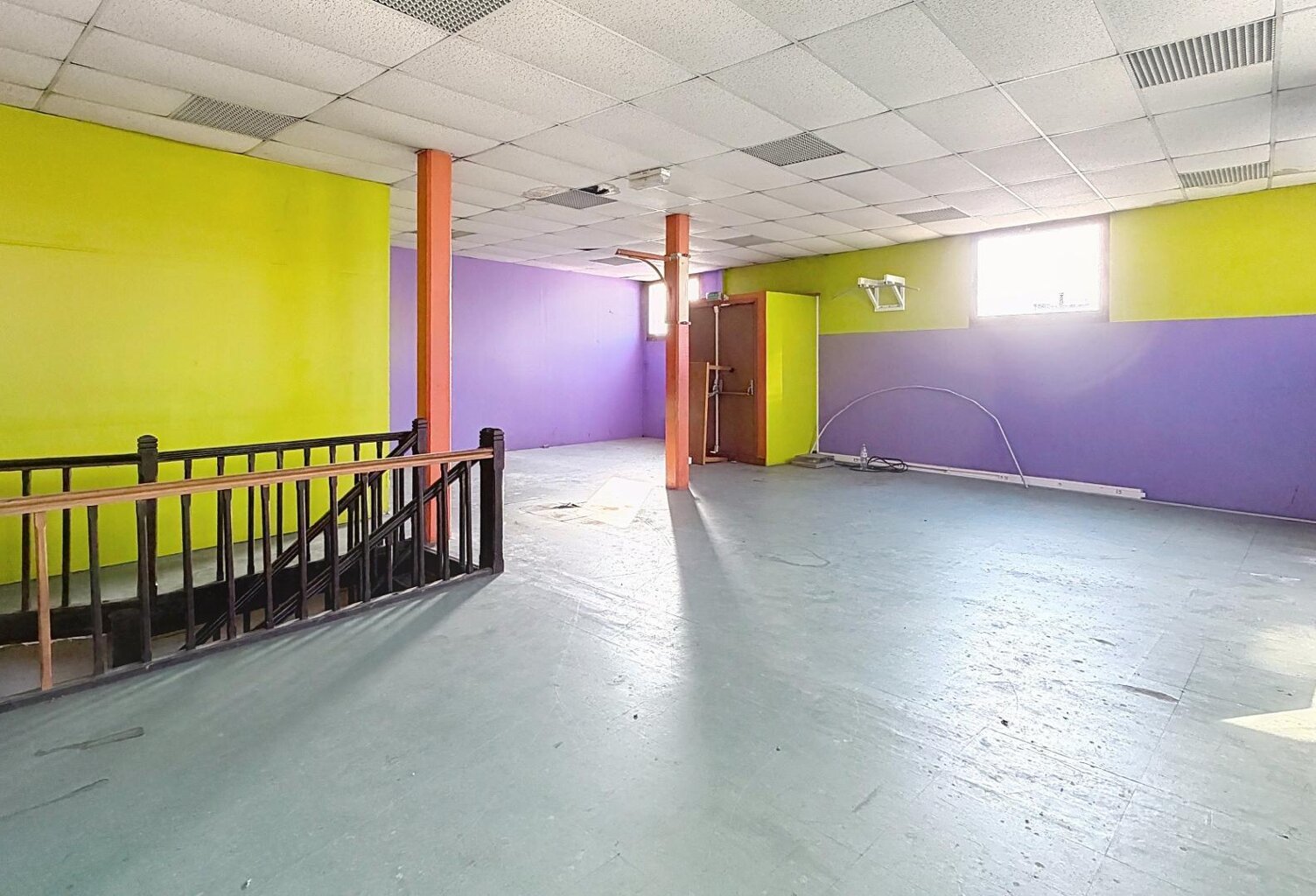 LOCAL COMMERCIAL 600 m² à rénover + terrain constructible — photo 1