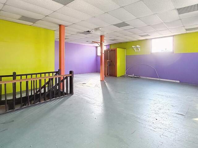 LOCAL COMMERCIAL 600 m² à rénover + terrain constructible — photo du bien
