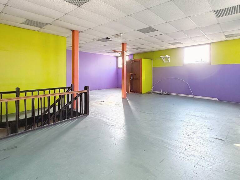LOCAL COMMERCIAL 600 m² à rénover + terrain constructible — photo 1