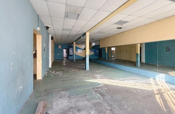 LOCAL COMMERCIAL 600 m² à rénover + terrain constructible — photo 2