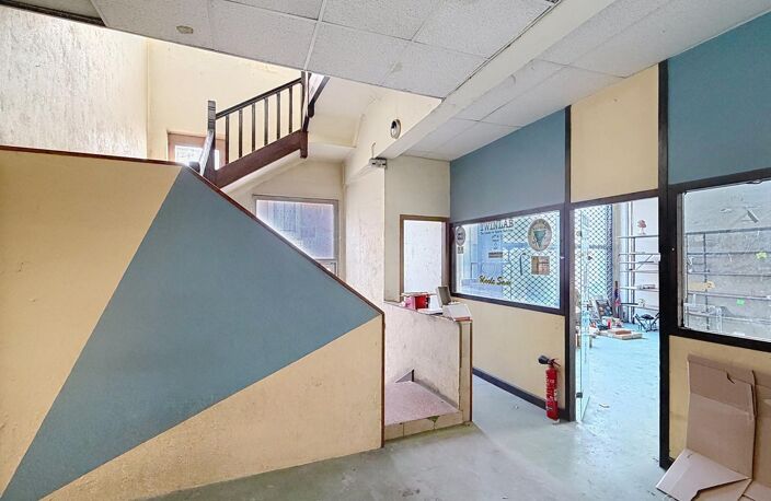 LOCAL COMMERCIAL 600 m² à rénover + terrain constructible — photo 3