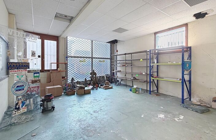 LOCAL COMMERCIAL 600 m² à rénover + terrain constructible — photo 4