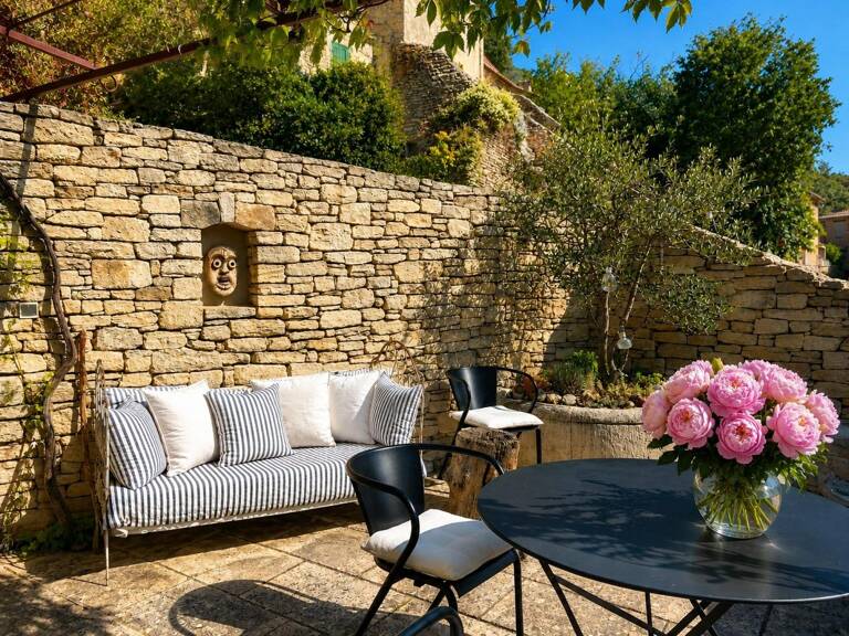 Maison en pierre pleine de charme au cœur du village, terrasse avec vue nature, 2 grands ateliers, calme absolu et sentiers de randonnée à proximité. — photo 1