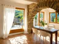 Maison en pierre pleine de charme au cœur du village, terrasse avec vue nature, 2 grands ateliers, calme absolu et sentiers de randonnée à proximité. — photo 3