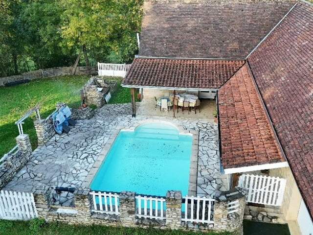 Piscine, dépendance et jardin : tout est réuni ! — photo du bien