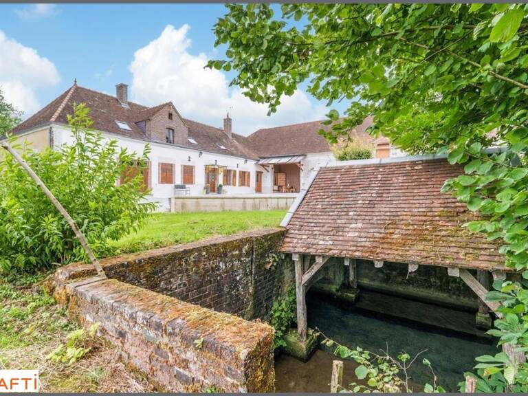 Ancien moulin avec étang et son cours d'eau — photo 1