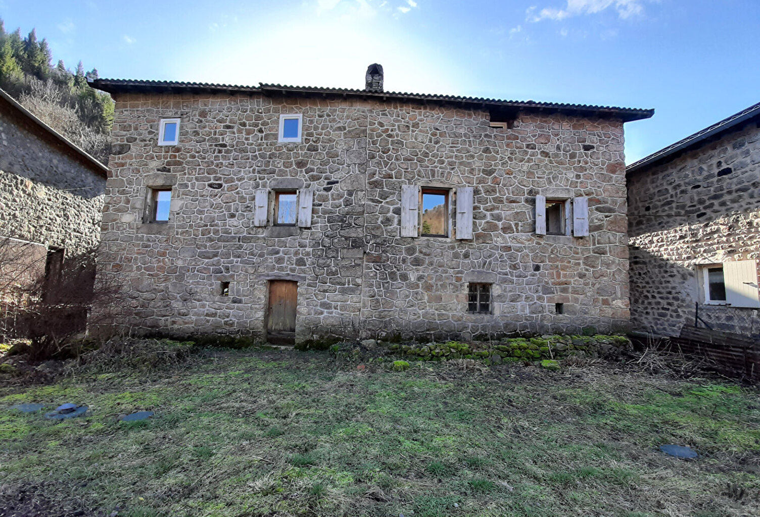 Ardèche : ensemble de 2 maisons en pierre dans LA VALLEE DU TALARON — photo 1