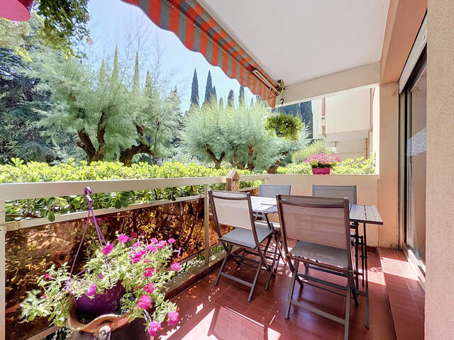 VENTE EN EXCLUSIVITE - SAINT-RAPHAËL - APPARTEMENT 3 PIECES AVEC PISCINE , PARKING ET CAVE — photo du bien