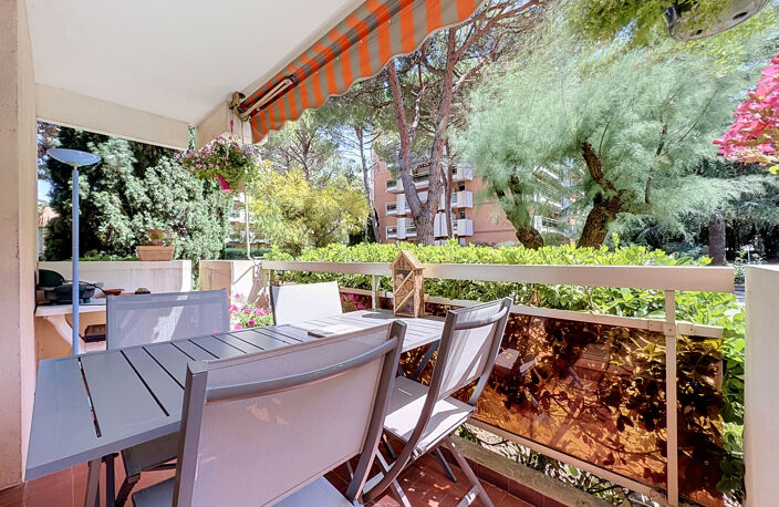 VENTE EN EXCLUSIVITE - SAINT-RAPHAËL - APPARTEMENT 3 PIECES AVEC PISCINE , PARKING ET CAVE — photo 2