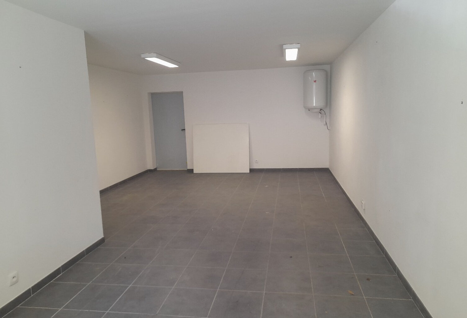 Entrepôt la londe — photo 1