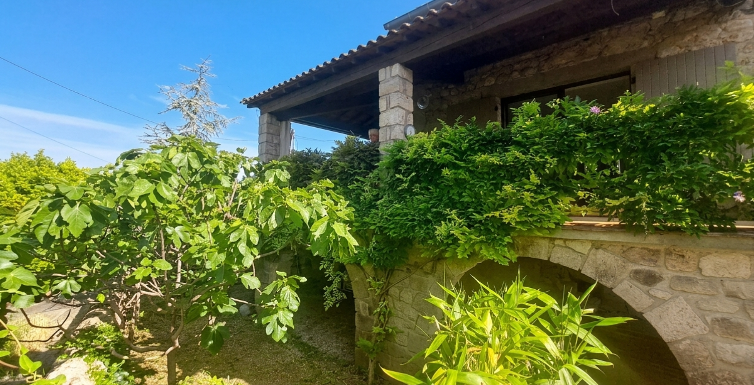 Coup de cœur à Joyeuse : maison de caractère classée B, jardin clos et piscine à réhabiliter — photo 1