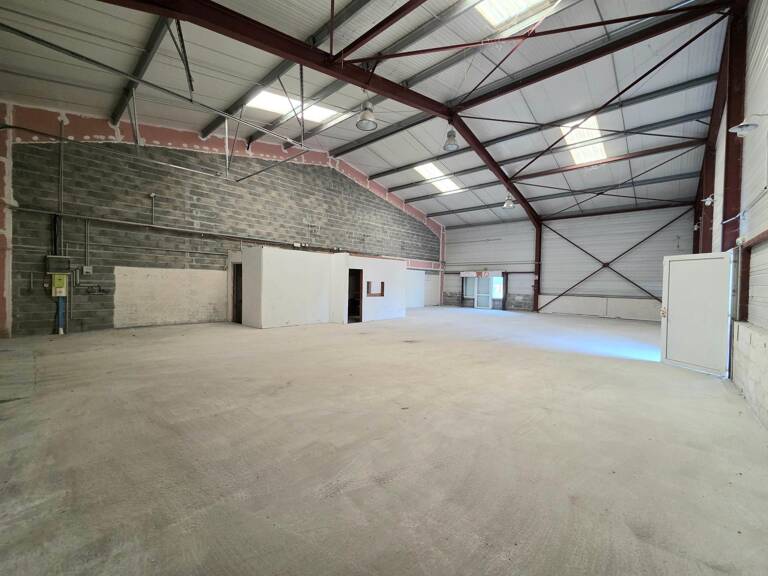 Grand volume pour activité de bureaux et stockage — photo 1
