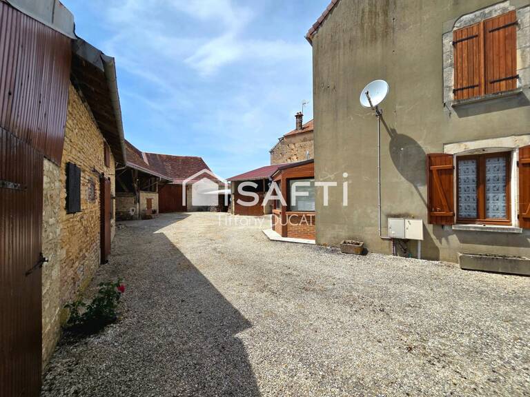 Corps de ferme avec maison quatre chambres et dépendances — photo 1